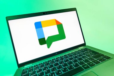 Prag, Çek Cumhuriyeti - 08 12 2025: Google Chat logosunu gösteren dinamik bir yakın plan. Google Chat mesajlaşma ve takım işbirliği için bir platformdur.