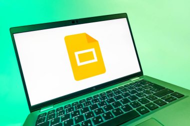 Prag, Çek Cumhuriyeti - 08 12 2025: Google Slides logosunu gösteren dinamik bir yakın plan. Google Slides sunumlar ve slayt gösterileri oluşturmak için bir platformdur.