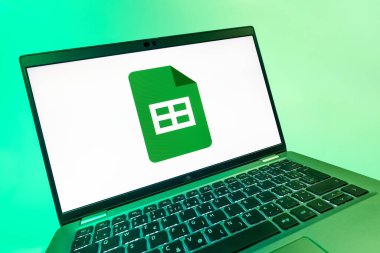 Prag, Çek Cumhuriyeti - 08 12 2025: Google Sheets logosunu gösteren dinamik bir yakın plan. Google Sayfalar tablo oluşturmak ve yönetmek için bir platformdur.