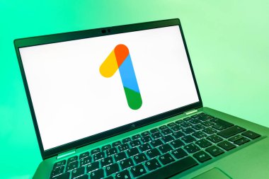 Prag, Çek Cumhuriyeti - 08 12 2025: Google One logosunu gösteren bir dizüstü bilgisayarın dinamik yakın çekimi. Google 1 bulut depolama ve abonelik hizmetleri için bir platformdur.