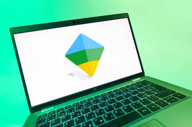 Prag, Çek Cumhuriyeti - 08 12 2025: Google Family Link logosunu gösteren dinamik bir yakın plan. Google Family Link ebeveyn denetimi ve çocuk hesabı yönetimi için bir platformdur.