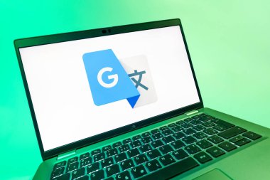 Prag, Çek Cumhuriyeti - 08 12 2025: Google Translate logosunu gösteren dinamik bir yakın plan. Google Çevirisi metni ve konuşmayı diller arası çevirmek için bir platformdur..