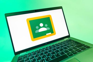 Prag, Çek Cumhuriyeti - 08 12 2025: Google Sınıfı logosunu gösteren bir dizüstü bilgisayarın dinamik yakın çekimi. Google Sınıfı, sınıfları ve eğitim içeriğini yönetmek için bir platformdur.