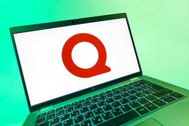 Prag, Çek Cumhuriyeti - 08 12 2025: Quora logosunu gösteren bir dizüstü bilgisayarın dinamik yakın çekimi. Quora soru sormak ve bilgi paylaşmak için bir platformdur..