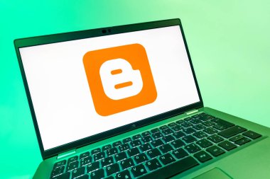 Prag, Çek Cumhuriyeti - 08 12 2025: Blogger logosunu gösteren bir dizüstü bilgisayarın dinamik yakın çekimi. Blogger blog oluşturma ve yayınlama için bir platformdur.
