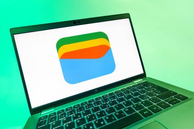 Prag, Çek Cumhuriyeti - 08 12 2025: Google Cüzdan logosunu gösteren dinamik bir yakın plan. Google Cüzdanı dijital ödeme yöntemlerini depolamak ve kullanmak için bir platformdur.