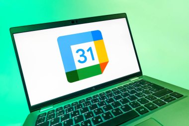 Prag, Çek Cumhuriyeti - 08 12 2025: Google Takvim logosunu gösteren bir dizüstü bilgisayarın dinamik yakın çekimi. Google Takvimi olayları zamanlamak ve yönetmek için bir platformdur.