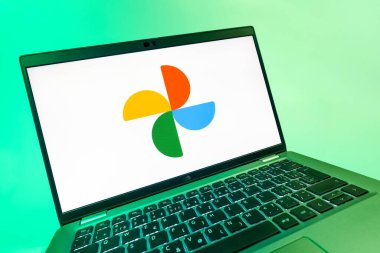 Prag, Çek Cumhuriyeti - 08 12 2025: Google Photos logosunu gösteren dinamik bir yakın plan. Google Fotoğrafları fotoğraf ve videoları saklamak ve düzenlemek için bir platformdur.
