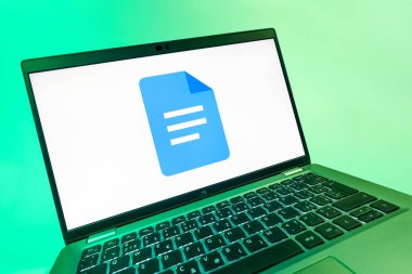 Prag, Çek Cumhuriyeti - 08 12 2025: Google Docs logosunu gösteren dinamik bir yakın plan. Google Docs metin belgeleri oluşturmak ve düzenlemek için bir platformdur.