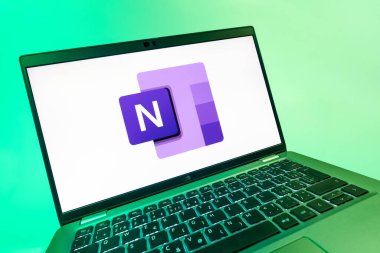 Prag, Çek Cumhuriyeti - 08 12 2025: Microsoft OneNote logosunu gösteren bir dizüstü bilgisayarın dinamik yakın çekimi. Microsoft OneNote not almak ve düzenlemek için bir platformdur.