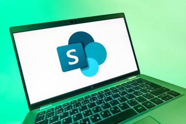 Prag, Çek Cumhuriyeti - 08 12 2025: Microsoft Sharepoint logosunu gösteren dinamik bir yakın plan. Microsoft Sharepoint işbirliği ve belge yönetimi için bir platformdur.