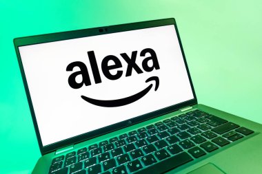 Prag, Çek Cumhuriyeti - 08 12 2025: Alexa logosunu gösteren bir dizüstü bilgisayarın dinamik yakın çekimi. Alexa akıllı aygıtlar ve servisler için ses asistanıdır.