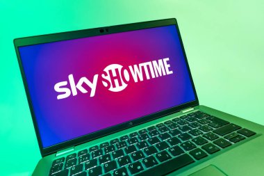 Prag, Çek Cumhuriyeti - 08 12 2025: SkyShowtime logosunu gösteren dinamik bir yakın plan. SkyShowtime, sinema ve televizyon dizileri için bir yayın platformudur..