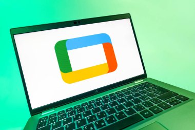 Prag, Çek Cumhuriyeti - 08 12 2025: Google TV logosunu gösteren bir dizüstü bilgisayarın dinamik yakın çekimi. Google TV film, program ve uygulamalar için bir platformdur..