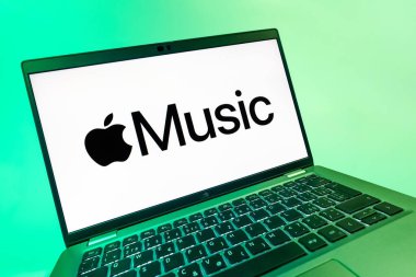 Prag, Çek Cumhuriyeti - 08 12 2025: Apple Music logosunu gösteren bir dizüstü bilgisayarın dinamik yakın çekimi. Apple Music müzik için bir platformdur..