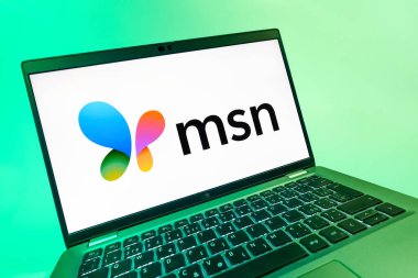 Prag, Çek Cumhuriyeti - 08 12 2025: MSN logosunu gösteren dinamik bir yakın plan. MSN haber, e-posta ve çevrimiçi hizmetler için bir platformdur.