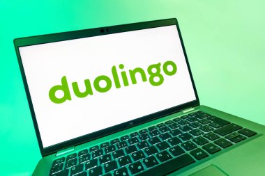 Prag, Çek Cumhuriyeti - 08 12 2025: Duolingo logosunu gösteren dinamik bir yakın plan. Duolingo interaktif olarak dil öğrenmek için bir platformdur..
