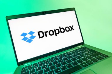Prag, Çek Cumhuriyeti - 08 12 2025: Dropbox logosunu gösteren bir dizüstü bilgisayarın dinamik yakın çekimi. Dropbox bulut depolama ve dosya paylaşımı için bir platformdur.
