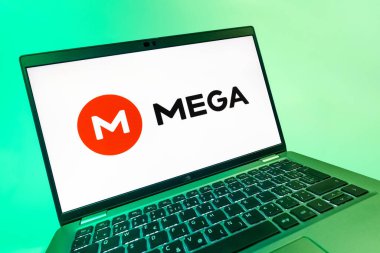 Prag, Çek Cumhuriyeti - 08 12 2025: Mega logosunu gösteren bir dizüstü bilgisayarın dinamik yakın çekimi. Mega şifreli dosya paylaşımı ile bulut depolama platformu.