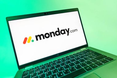 Prag, Çek Cumhuriyeti - 08 12 2025: Monday.com logosunu gösteren bir bilgisayarın dinamik yakın çekimi. Monday.com proje yönetimi ve takım işbirliği için bir platformdur.