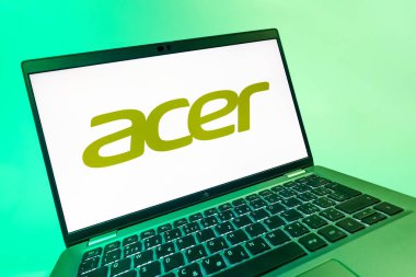 Prag, Çek Cumhuriyeti - 08 12 2025: Acer logosunu gösteren bir dizüstü bilgisayarın dinamik yakın çekimi. Acer bilgisayar ve elektronik üreten bir teknoloji şirketidir..