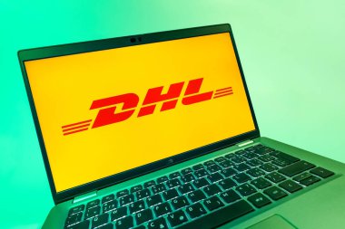 Prag, Çek Cumhuriyeti - 08 12 2025: DHL logosunu gösteren dinamik bir yakın plan. DHL uluslararası nakliye hizmeti sunan bir lojistik şirketidir..