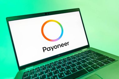 Prag, Çek Cumhuriyeti - 08 12 2025: Payonez logosunu gösteren bir dizüstü bilgisayarın dinamik yakın çekimi. Paeveryone, küresel online ödemeler ve para transferleri için bir platformdur.