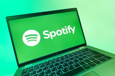 Prag, Çek Cumhuriyeti - 08 12 2025 Spotify logosunu gösteren bir dizüstü bilgisayarın dinamik yakın çekimi. Spotify müzik dinlemek ve keşfetmek için bir platformdur.