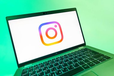 Prag, Çek Cumhuriyeti - 08 12 2025: Instagram logosunu gösteren dinamik bir yakın plan. Instagram fotoğraf ve video paylaşımı için bir sosyal medya platformudur..