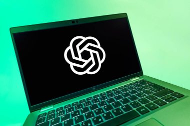 Prag, Çek Cumhuriyeti - 08 12 2025: OpenAI logosunu gösteren dinamik bir yakın plan. OpenAI, yapay zeka modelleri ve uygulamaları geliştiren bir platformdur..