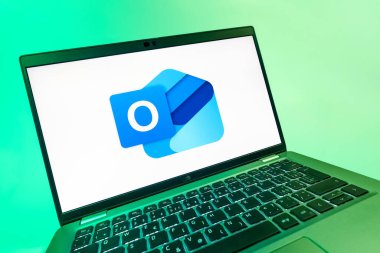 Prag, Çek Cumhuriyeti - 08 12 2025: Outlook logosunu gösteren bir bilgisayarın dinamik yakın çekimi. Outlook iletileri göndermek ve yönetmek için bir e- posta platformudur.