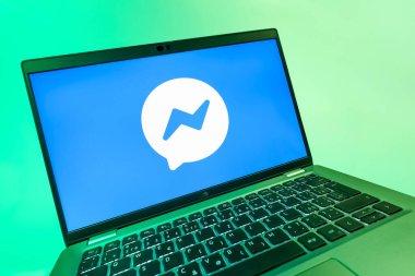 Prag, Çek Cumhuriyeti - 08 12 2025: Haberci logosunu gösteren dinamik bir yakın plan. Haberci Facebook 'ta mesajlaşma ve sohbet için bir platformdur.