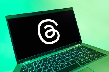 Prag, Çek Cumhuriyeti - 08 12 2025: İplik logosunu gösteren bir dizüstü bilgisayarın dinamik yakın çekimi. Tartışmalar, kısa gönderileri ve güncellemeleri paylaşmak için bir sosyal medya platformudur.