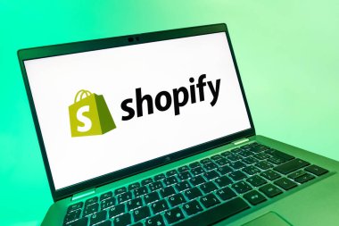 Prag, Çek Cumhuriyeti - 08 12 2025: Shopify logosunu gösteren dinamik bir yakın plan. Shopify çevrimiçi mağazalar oluşturmak ve yönetmek için bir platformdur.