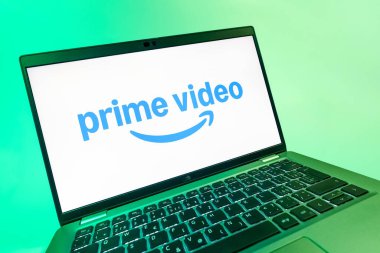 Prag, Çek Cumhuriyeti - 08 12 2025: Prime video logosunu gösteren bir dizüstü bilgisayarın dinamik yakın çekimi. Asal video, filmler ve TV programları için bir yayın platformudur..