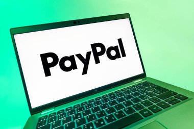 Prag, Çek Cumhuriyeti - 08 12 2025: PayPal logosunu gösteren dinamik bir yakın plan. PayPal çevrimiçi ödemeler ve para transferleri için bir platformdur.