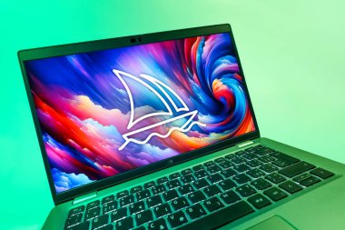 Prag, Çek Cumhuriyeti - 08 12 2025: Midtrip logosunu gösteren bir dizüstü bilgisayarın dinamik yakın çekimi. Midtrip yapay zeka ürünü resimler ve sanat için bir platformdur..