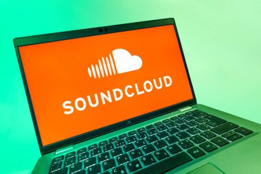 Prag, Çek Cumhuriyeti - 08 12 2025: SoundCloud logosunu gösteren dinamik bir yakın plan. SoundCloud müzik paylaşımı ve yayını için bir platformdur..