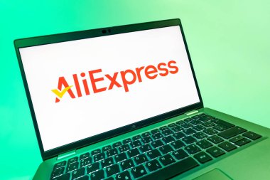 Prag, Çek Cumhuriyeti - 08 12 2025: AliExpress logosunu gösteren dinamik bir yakın plan. AliExpress, küresel çapta bir alışveriş ürünleri çevrimiçi pazarıdır..