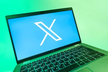 Prag, Çek Cumhuriyeti - 08 12 2025: X logosunu gösteren bir dizüstü bilgisayarın dinamik yakın çekimi. X, kısa gönderileri ve güncellemeleri paylaşmak için bir platformdur.