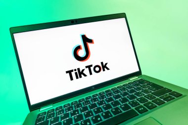 Prag, Çek Cumhuriyeti - 08 12 2025: TikTok logosunu gösteren dinamik bir yakın plan. TikTok kısa, yaratıcı ve viral video platformu.