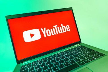 Prag, Çek Cumhuriyeti - 08 12 2025: Youtube logosunu gösteren bir bilgisayarın dinamik yakın çekimi. Youtube dünya çapında videoları izlemek ve paylaşmak için bir platform.
