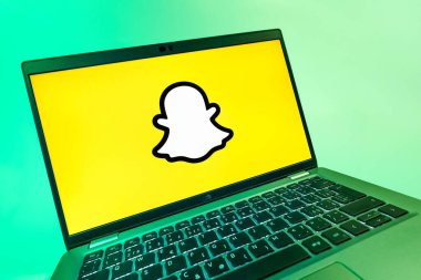 Prag, Çek Cumhuriyeti - 08 12 2025: Snapchat logosunu gösteren dinamik bir yakın plan. Snapchat fotoğraf, video ve geçici mesajlar göndermek için bir uygulamadır.
