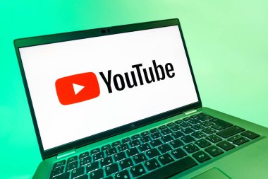 Prag, Çek Cumhuriyeti - 08 12 2025: Youtube logosunu gösteren bir bilgisayarın dinamik yakın çekimi. Youtube dünya çapında videoları izlemek ve paylaşmak için bir platform.