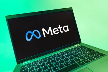 Prag, Çek Cumhuriyeti - 08 12 2025: Meta logosunu gösteren dinamik bir yakın plan. Meta, Facebook ve Instagram gibi sosyal platformlar sunan bir şirket..