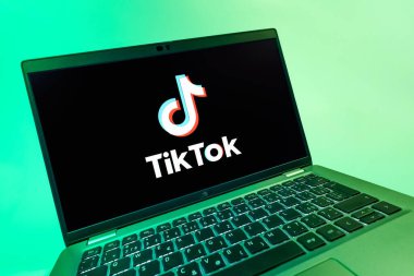 Prag, Çek Cumhuriyeti - 08 12 2025: TikTok logosunu gösteren dinamik bir yakın plan. TikTok kısa, yaratıcı ve viral video platformu.