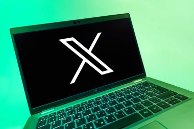 Prag, Çek Cumhuriyeti - 08 12 2025: X logosunu gösteren bir dizüstü bilgisayarın dinamik yakın çekimi. X, kısa gönderileri ve güncellemeleri paylaşmak için bir platformdur.