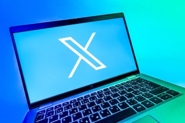 Prag, Çek Cumhuriyeti - 08 12 2025: X logosunu gösteren bir dizüstü bilgisayarın dinamik yakın çekimi. X, kısa gönderileri ve güncellemeleri paylaşmak için bir platformdur.