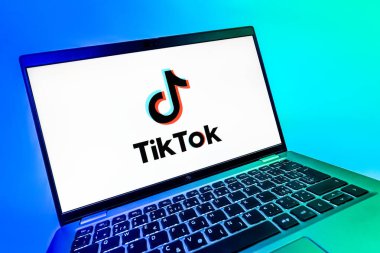 Prag, Çek Cumhuriyeti - 08 12 2025: TikTok logosunu gösteren dinamik bir yakın plan. TikTok kısa, yaratıcı ve viral video platformu.