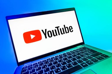 Prag, Çek Cumhuriyeti - 08 12 2025: Youtube logosunu gösteren bir bilgisayarın dinamik yakın çekimi. Youtube dünya çapında videoları izlemek ve paylaşmak için bir platform.